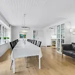 Дом отдыха Eight-bedroom In *
