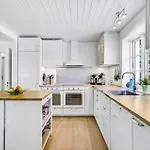 Дом отдыха Eight-bedroom In Norre Nebel