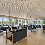 Eight-bedroom In Дом отдыха