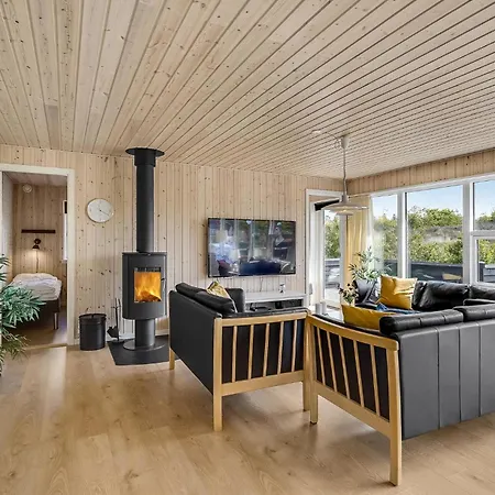 Eight-bedroom In Semesterbostad