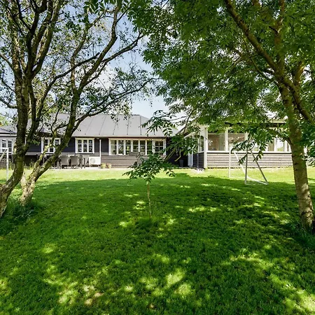 Eight-bedroom In * Norre Nebel