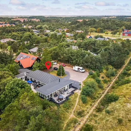 Eight-bedroom In Semesterbostad
