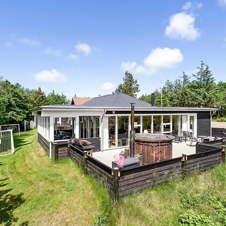 Дом отдыха Eight-bedroom In *