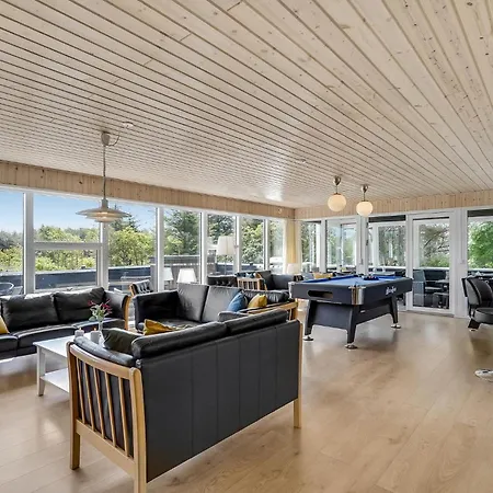 Eight-bedroom In Semesterbostad